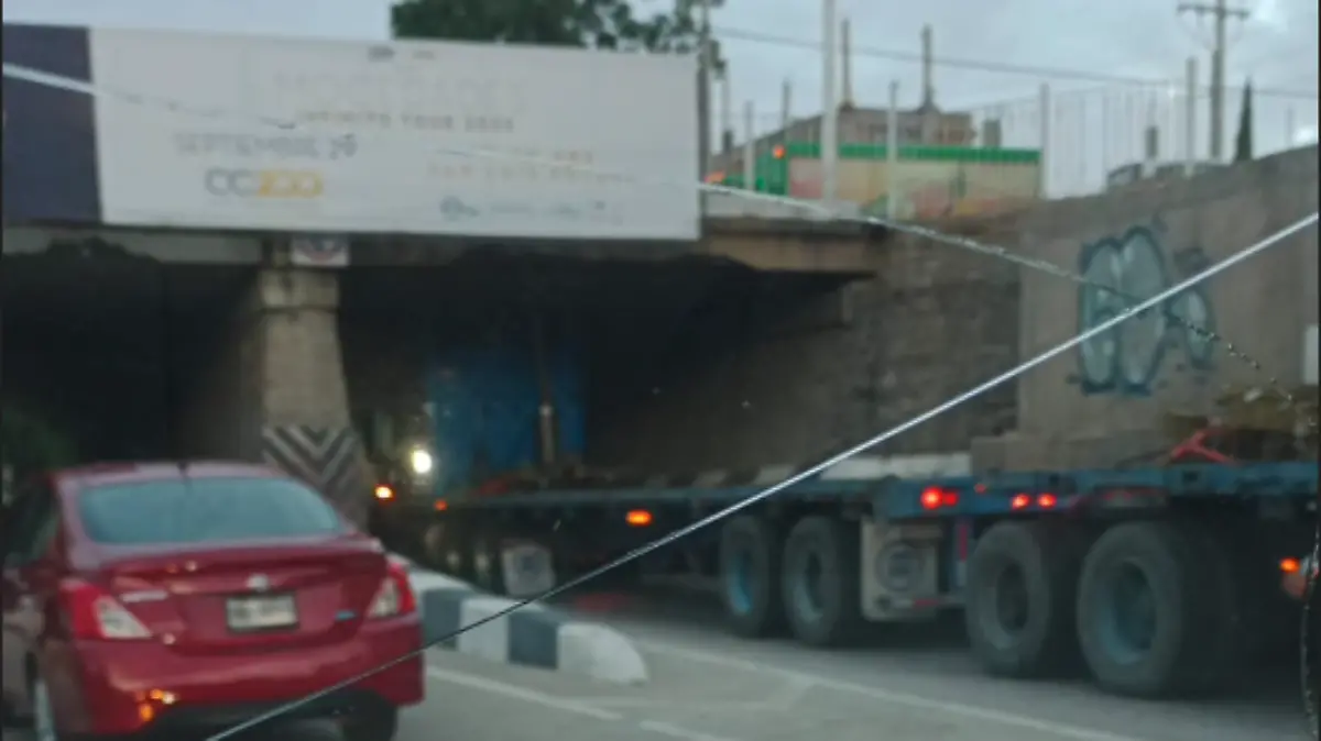 Otro trailer atorado en el bulevar del R{io Santiago